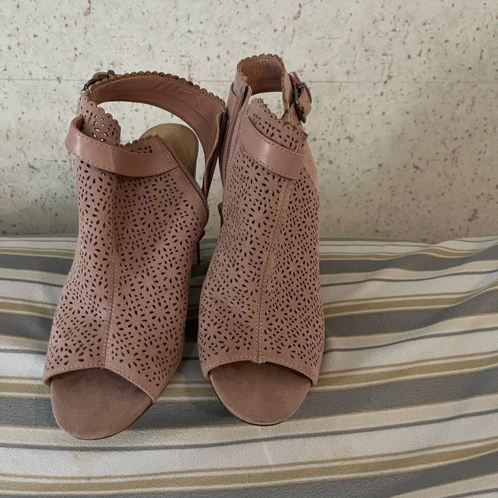 JustFab Mauve size 8. Beautiful heels worn to an event wears great.